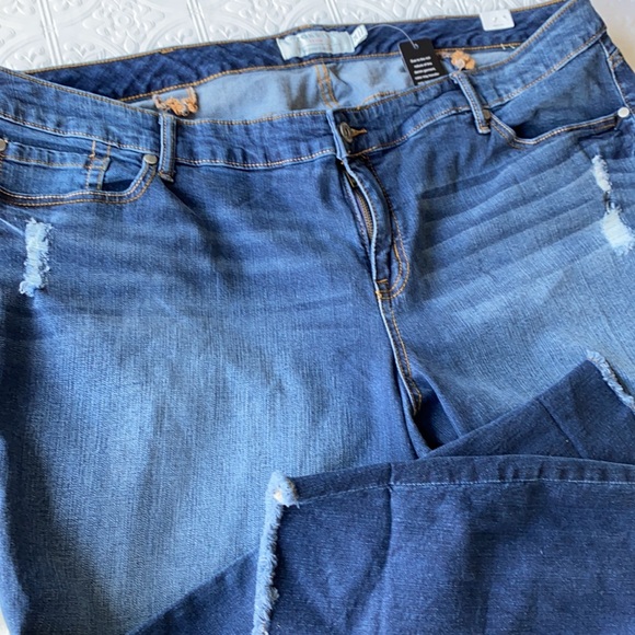 Torrid women’s cropped denim jeans. Torrid 24 jean - Picture 2 of 8